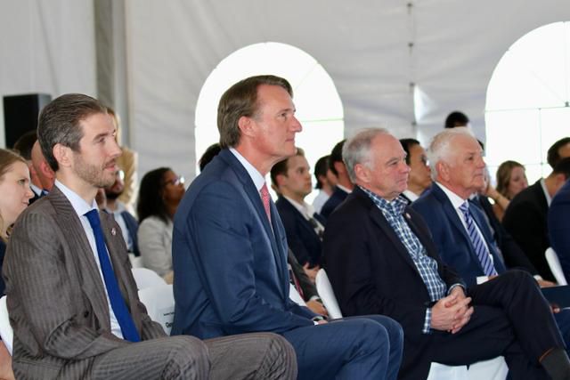 글렌 영킨(왼쪽 두 번째) 미국 버지니아 주지사와 팀 케인(왼쪽 세 번째) 미 연방 상원의원(버지니아)이 28일 미 버지니아주 체서피크에서 열린 LS그린링크(LS전선 자회사)의 해저케이블 공장 착공식에 참석해 무대 행사를 지켜보고 있다. 체서피크=워싱턴 특파원 공동취재단