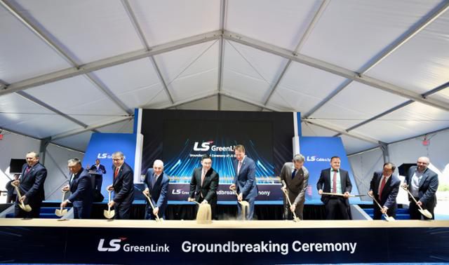 구본규(왼쪽 다섯 번째) LS전선 대표이사와 글렌 영킨(왼쪽 여섯 번째) 미국 버지니아 주지사 등이 28일 미 버지니아주 체서피크시에서 열린 LS전선 자회사 LS그린링크 해저케이블 제조 공장 착공식에 참석해 첫 삽을 뜨는 세리머니를 하고 있다. 체서피크(미국 버지니아주)=워싱턴 특파원 공동취재단