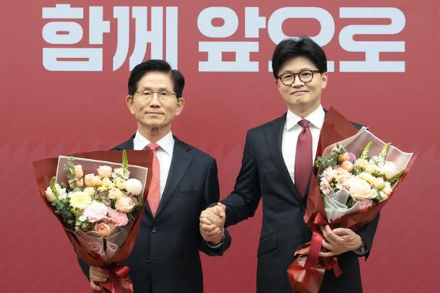 김문수(왼쪽), 한동훈 국민의힘 대선 경선 후보가 29일 여의도 중앙당사에서 열린 제21대 대통령후보자 선출을 위한 3차 경선 진출자 발표에서 꽃다발을 들고 기념 촬영을 하고 있다. 뉴시스