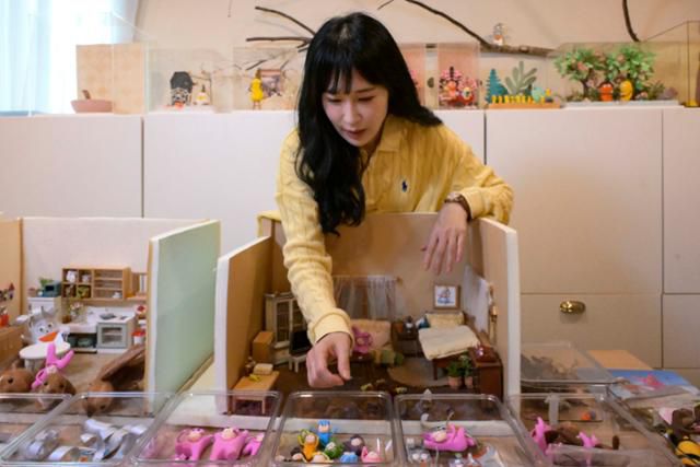 허정윤 작가가 클레이로 정교하고 섬세하게 만들어 '껌딱지 친구, 껌지와 딱지'에서 선보인 다양한 소품들을 소개하고 있다. 강예진 기자