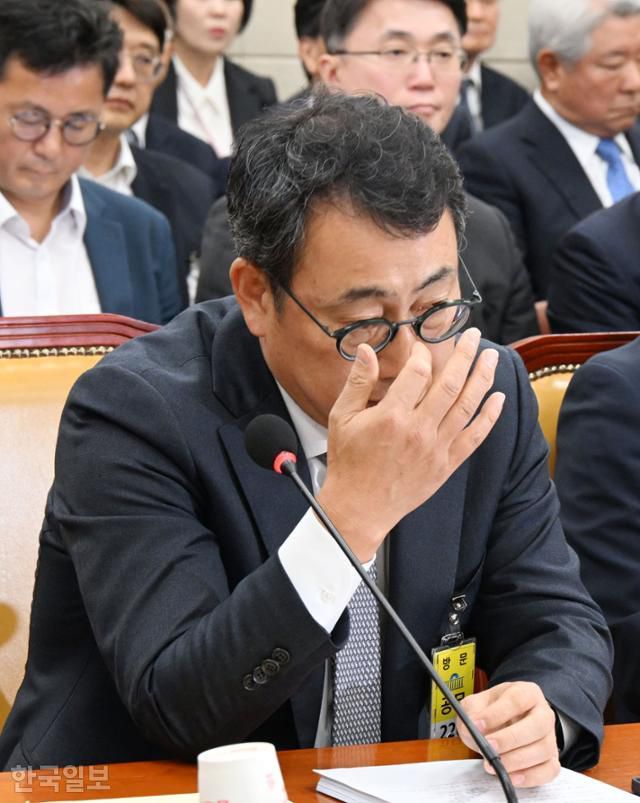 유영상 SK텔레콤 최고경영자(CEO)가 30일 오전 서울 여의도 국회 과학기술정보방송통신위원회에서 열린 YTN 등 방송·통신 분야 청문회에서 SKT 해킹 사태와 관련한 의원의 질의를 듣고 있다. 고영권 기자
