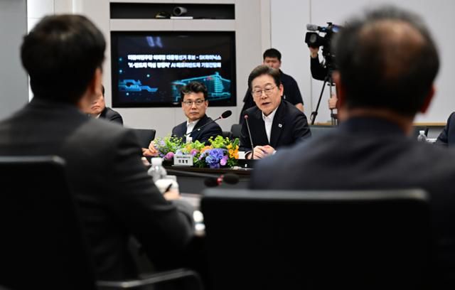 이재명 더불어민주당 대선 후보가 28일 오후 경기 이천시 SK하이닉스 이천캠퍼스에서 열린 'K반도체' AI메모리반도체 기업 간담회에 참석해 모두발언을 하고 있다. 뉴시스