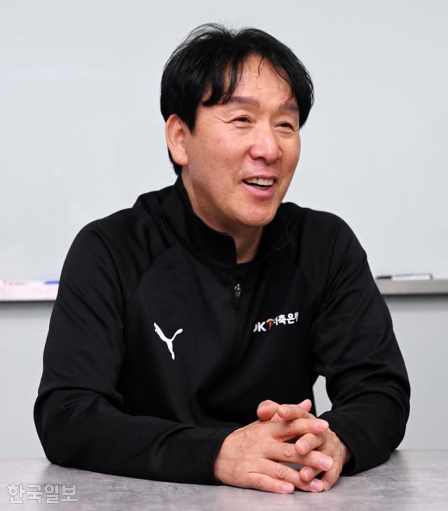 신영철 OK저축은행 감독이 28일 경기 용인의 구단 전용체육관에서 한국일보와 인터뷰를 진행하고 있다. 홍인기 기자