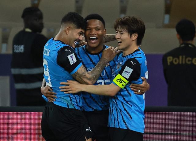 가와사키 프론탈레 선수들이 1일(한국시간) 사우디아라비아 제다의 킹 압둘라 스포츠시티 스타디움에서 열린 알 나스르와의 2024~25시즌 아시아 챔피언스리그 엘리트(ACLE) 준결승전에서 전반 골이 터지자 기뻐하고 있다. 제다=로이터 연합뉴스