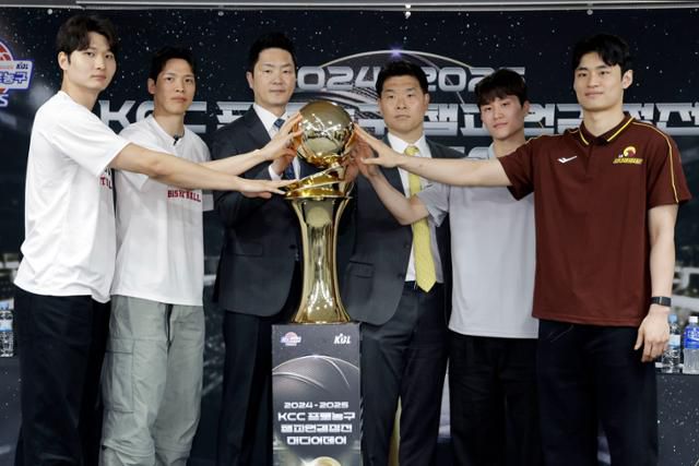1일 서울 강남구 KBL센터에서 열린 챔피언결정전 미디어데이에서 양 팀 감독과 선수들이 포즈를 취하고 있다. 왼쪽부터 SK 안영준, 김선형, 전희철 감독, LG 조상현 감독, 양준석, 유기상. 뉴시스