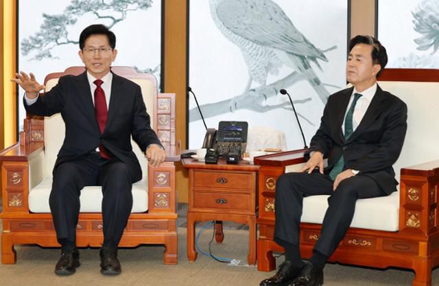 김문수(왼쪽) 전 고용노동부 장관이 1일 충남도청을 방문해 김태흠 도지사와 면담하고 있다. 홍성=뉴스1