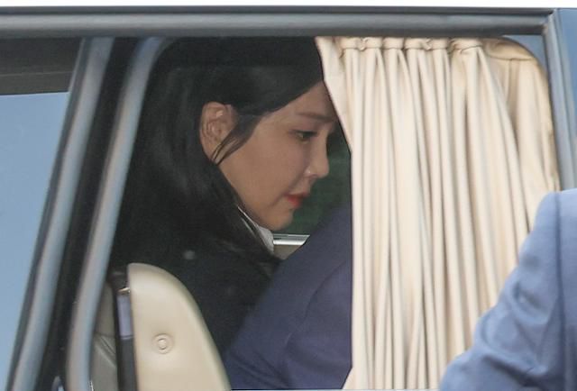 윤석열 전 대통령의 부인 김건희 여사가 지난달 11일 서울 용산구 한남동 대통령 관저를 떠나고 있다. 공동취재사진