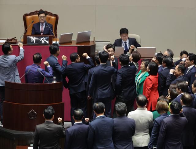 국민의힘 의원들이 1일 국회에서 열린 본회의에서 우원식 국회의장이 최상목 경제부총리 겸 기획재정부 장관 탄핵소추안을 추가 상정하자 항의하고 있다. 연합뉴스