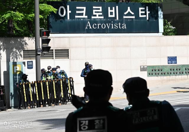 30일 서울남부지검 가상자산범죄합수단 소속 검사와 수사관이 무속인 건진법사 전성배씨 의혹과 관련해 윤석열 전 대통령 부부 사저인 서울 서초구 서초동 아크로비스타에 대한 압수수색을 하고 있다. 왕태석 선임기자