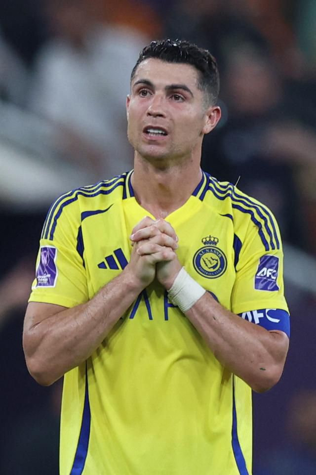 크리스티아누 호날두가 1일(한국시간) 사우디아라비아 제다의 킹 압둘라 스포츠시티 스타디움에서 열린 알 나스르와 가와사키 프론탈레의 아시아 챔피언스리그 엘리트(ACLE) 준결승전에서 번번이 슈팅이 빗나가자 아쉬워하고 있다. 제다=AFP 연합뉴스