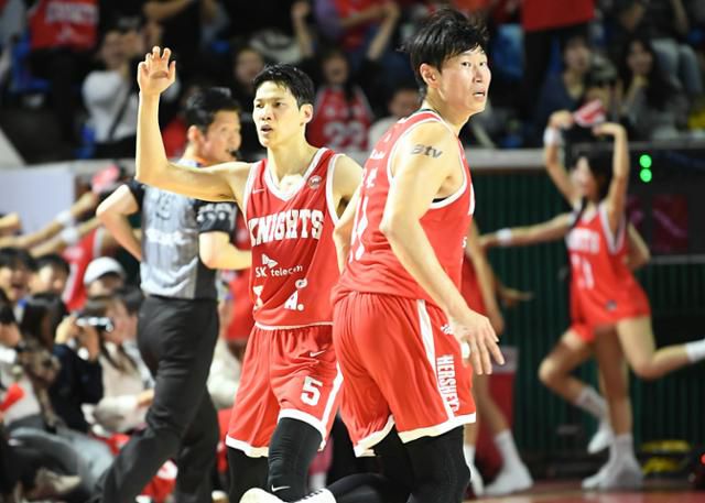 중앙대 시절 52연승 신화를 이뤘던 SK의 김선형(왼쪽)과 오세근 콤비가 프로에서도 같은 유니폼을 입고 챔피언에 도전한다. SK와 LG가 맞붙는 챔피언 결정전은 오는 5일 시작된다. KBL 제공