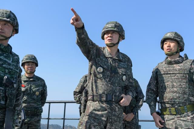 김명수 합참의장이 4월 29일 293해상전탐감시대 진지에서 작전 현황을 보고받고 있다. 합동참모본부 제공