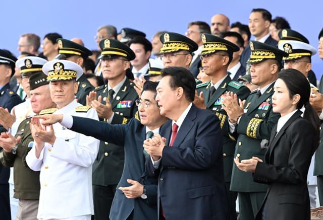 2024년 10월 1일 경기 성남 서울공항에서 열린 제76주년 국군의날 기념식에서 윤석열 전 대통령이 김용현 전 국방부 장관에게 설명을 듣고 있다. 왕태석 선임기자