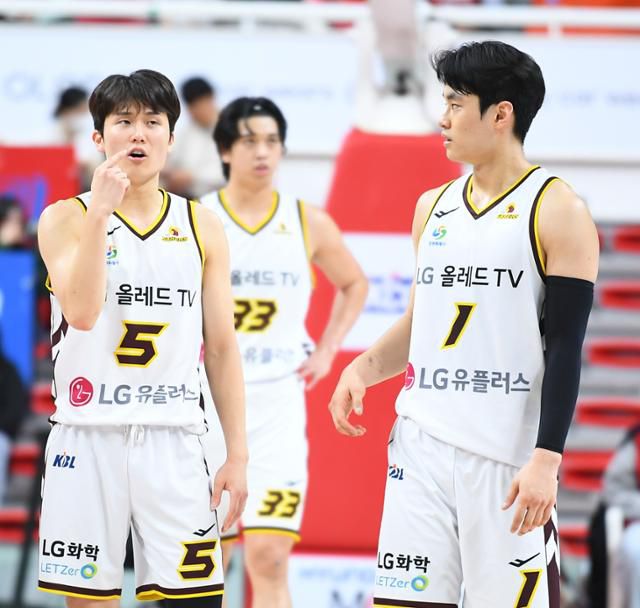 LG의 챔프전 진출을 이끈 연세대 20학번 동기 양준석(왼쪽)과 유기상. KBL 제공