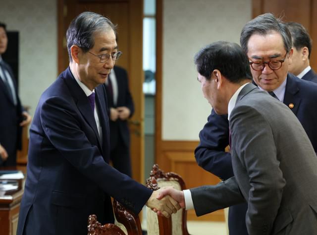 한덕수(왼쪽) 대통령 권한대행 국무총리가 1일 서울 종로구 정부서울청사에서 열린 안보관계장관회의에 참석하며 김선호 국방부장관 직무대행과 악수하고 있다. 뉴시스
