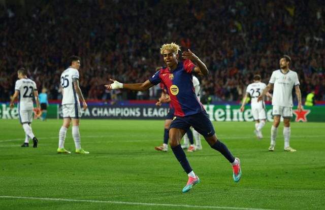 FC바르셀로나의 라민 야말이 1일(한국시간) 스페인 바르셀로나의 에스타디 올림픽 류이스 쿰파니스에서 열린 인터 밀란과의 2024~25시즌 유럽축구연맹 챔피언스리그 준결승 1차전에서 0-2로 뒤지던 전반 24분 만회골을 뽑고 기뻐하고 있다. 바르셀로나=로이터 연합뉴스