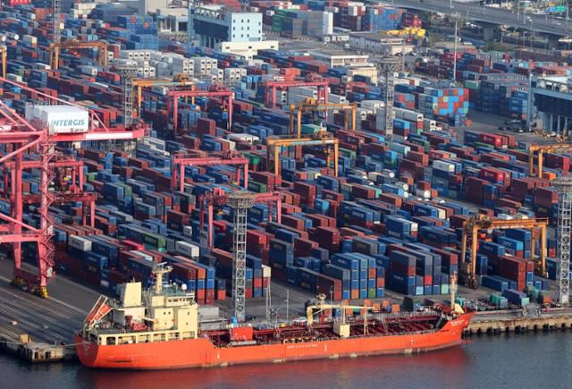 부산 남구 감만부두에서 1일 수출입 컨테이너 선적 및 하역작업이 진행되고 있다. 부산=뉴시스