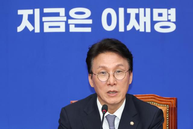 김민석 더불어민주당 최고위원이 30일 서울 여의도 국회에서 가진 기자간담회에서 대선 출마 가능성이 제기되고 있는 한덕수 대통령 권한대행 국무총리에 대해 발언하고 있다. 뉴스1