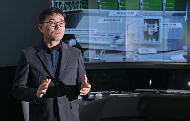 박상민 HD한국조선해양 미래기술연구원 그린에너지연구랩 부문장이 3월 28일 경기 성남시 분당구 HD현대 글로벌RD센터에서 SMR 추진선에 대해 설명하고 있다. 최주연 기자