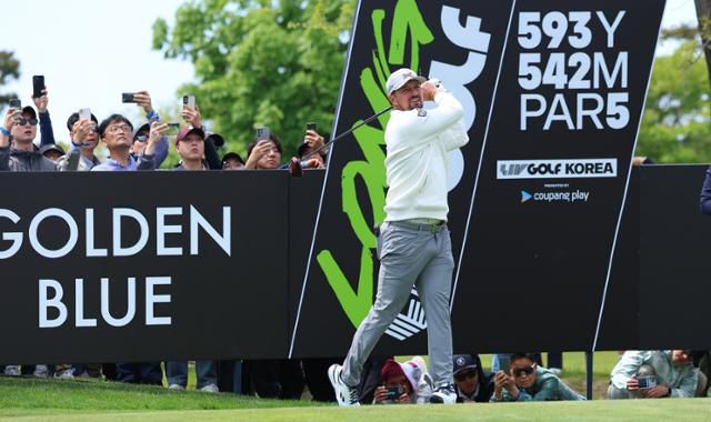 많은 갤러리들이 브라이슨 디섐보의 티샷을 휴대폰에 담고 있다. 연합뉴스