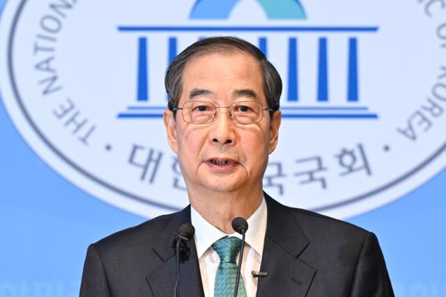 한덕수 전 국무총리가 2일 국회 소통관에서 기자회견을 열고 대선 출마를 선언하고 있다. 박시몬 기자