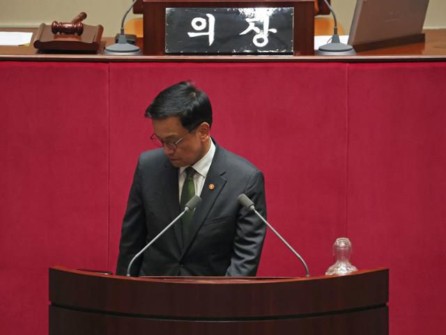 최상목 전 부총리 겸 기획재정부 장관이 1일 국회에서 본회의 표결 절차를 마친 뒤 회의장를 떠나고 있다. 연합뉴스