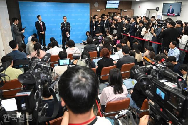 한덕수 전 국무총리가 2일 서울 국회 소통관에서 출마 선언을 마친 뒤 취재진 질문을 받고 있다. 박시몬 기자