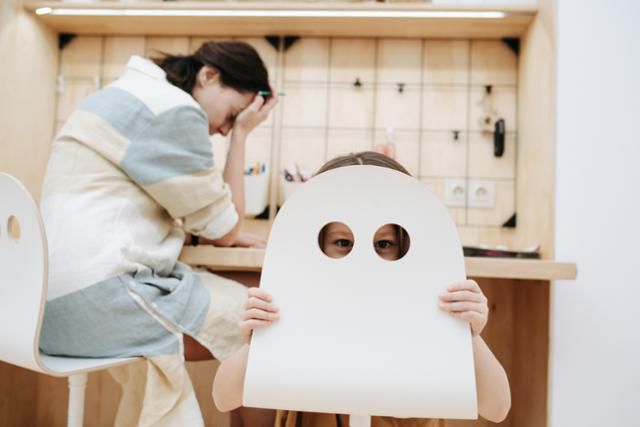 ADHD는 주의력결핍증상, 충동성, 과잉행동 증상을 가진다. 학교 생활을 하며 또래 관계와 교사의 지시를 따르는 데 어려움을 느끼는 경우가 많다. 게티이미지뱅크