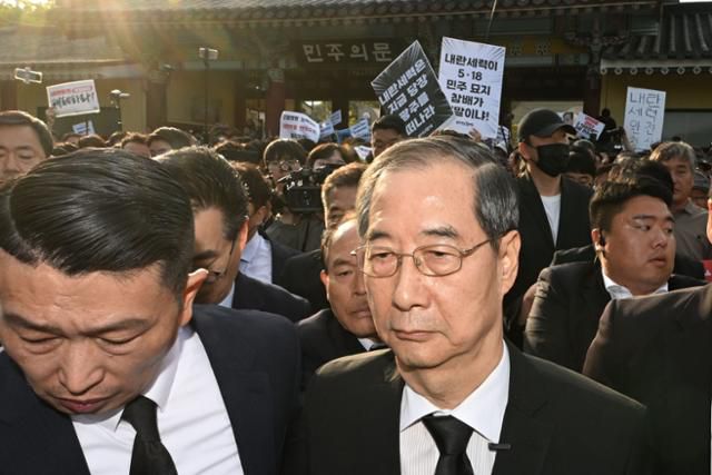 한덕수 전 국무총리가 2일 광주 북구 운정동 국립5·18민주묘지에서 오월 영령을 향한 참배에 나서던 중 참배를 반대하는 광주시민들에 가로막혀 돌아서고 있다. 뉴시스