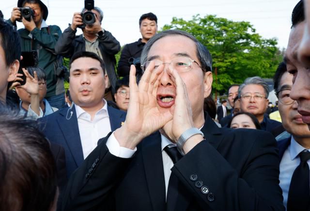 한덕수 전 국무총리가 2일 광주시 국립5.18민주묘역에 참배하려다 시민단체 반발로 입장이 막히자 나도 호남 사람입니다라고 외치고 있다. 뉴스1