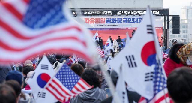 윤석열 대통령 탄핵 선고일인 지난달 4일, 서울 용산구 한남동 대통령 관저 앞에서 자유통일당 관계자 및 윤석열 대통령 지지자들이 탄핵 기각을 촉구하고 있다. 뉴스1