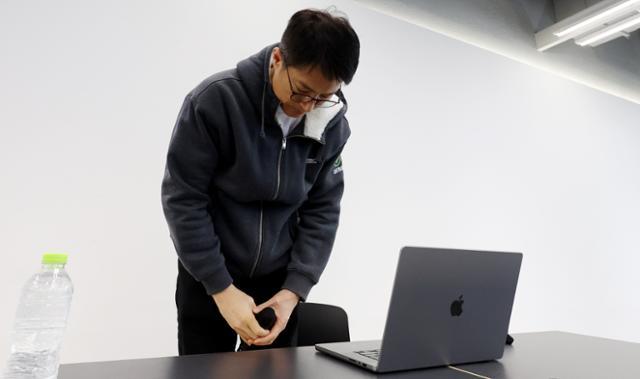 김석환 위믹스 재단 대표가 3일 경기 성남시 판교 테크원타워에서 열린 '국내 가상자산 거래소의 위믹스 상장폐지 결정'과 관련 긴급 기자간담회에서 고개 숙여 사과하고 있다. 성남=뉴시스