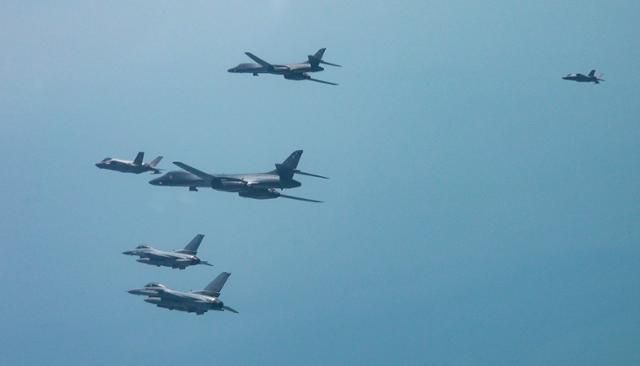 지난달 15일 미 B-1B 전략폭격기를 전개한 가운데 한미 연합공중훈련을 하고 있다.훈련에는 우리 공군의 F-35A, F16 전투기와 미국의 F-16 전투기 등이 참여했다. 뉴시스