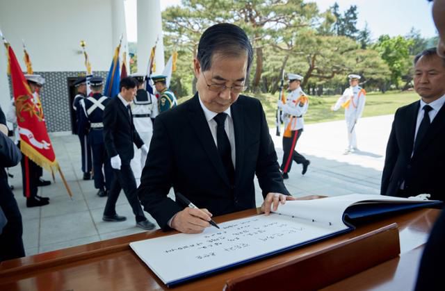 대선 출마를 선언한 한덕수 전 국무총리가 2일 서울 동작구 국립서울현충원에서 참배를 마친 후 방명록을 작성하고 있다. 한덕수 캠프