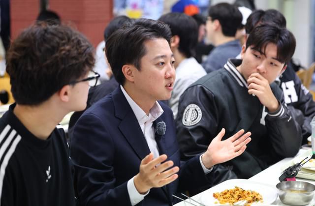 이준석(왼쪽 두 번째) 개혁신당 대선 후보가 1일 대학생들과의 소통을 위한 '학식먹자 이준석' 플랫폼의 두 번째 학교인 서울 동대문구 한국외국어대를 찾아 학생들과 식사하며 대화하고 있다. 연합뉴스