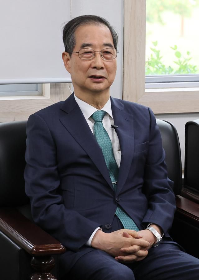 한덕수 전 국무총리가 3일 국회 헌정기념관을 찾아 정대철 헌정회장과 면담하고 있다. 연합뉴스