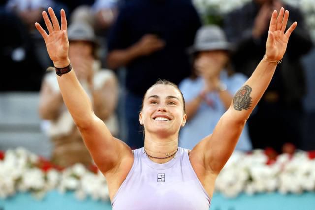 4일(한국시간) 스페인 마드리드에서 열린 여자프로테니스(WTA) 투어 마드리드오픈 단식에서 코코 고프(4위·미국)를 꺾고 우승을 차지한 아리나 사발렌카(1위·벨라루스)의 왼팔 안쪽에 호랑이 문신이 새겨져 있다. 마드리드=AFP 연합뉴스