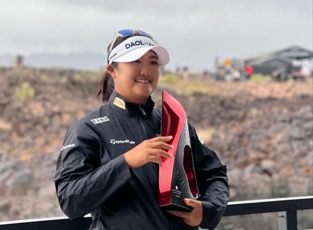 유해란이 4일(현지시간) 미RNR 유타주 아이빈스 블랙 데저트 리조트에서 열린 미국여자프로골프(LPGA) 투어 신설 대회 블랙 데저트 챔피언십 정상에 오른 뒤 상패를 들고 있다. 제너시스BBQ 제공