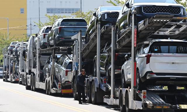 지난달 29일 경기 평택항 자동차 전용부두 앞에 수출용 차량을 실은 카캐리어가 대기하고 있다. 평택=뉴시스