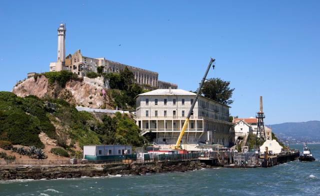 5일 미국 캘리포니아주 샌프란시스코만 앨커트래즈섬에 있는 관광지 앨커트래즈 교도소에서 관광 보트 선착장이 크레인에 의해 수리되고 있다. 샌프란시스코=로이터 연합뉴스