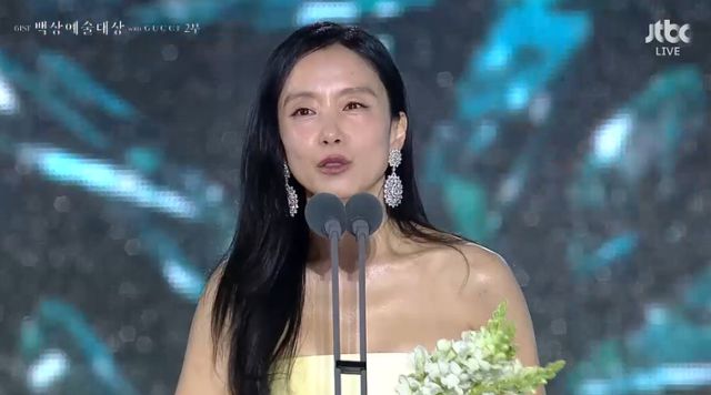 전도연이 '제61회 백상예술대상'에서 최우수연기상을 차지했다. JTBC 캡처