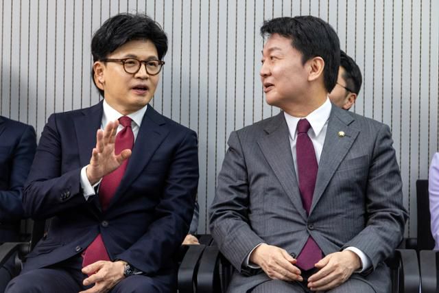 제21대 대통령후보자 국민의힘 3차 경선 진출자를 발표하는 29일 오후 서울 여의도 국민의힘 중앙당사에서 한동훈, 안철수 후보가 대화하고 있다. 뉴시스