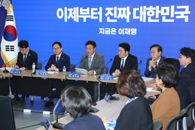 윤호중 더불어민주당 선대위 총괄본부장(왼쪽에서 세 번째)이 6일 서울 여의도 당사에서 열린 진짜 대한민국 중앙선거대책위원회 총괄본부장단 회의에서 발언하고 있다. 뉴스1