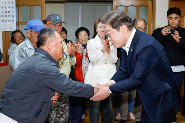 이재명 더불어민주당 대통령 후보가 2차 골목골목 경청투어에 나선 5일 오후 경기 여주시 구양리 마을회관을 찾아 어르신과 인사하고 있다. 여주=뉴스1