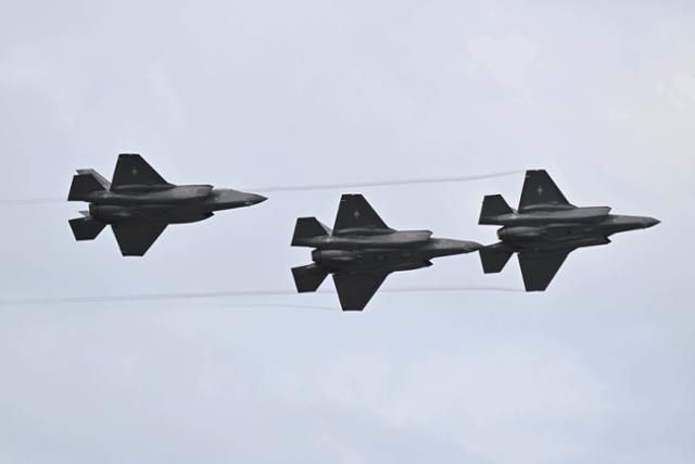 2024년 건군 76주년 국군의날 미디어데이가 열린 경기 성남시 서울공항에서 F35A 프리덤 나이트가 편대 비행을 하고 있다. 성남=박시몬 기자