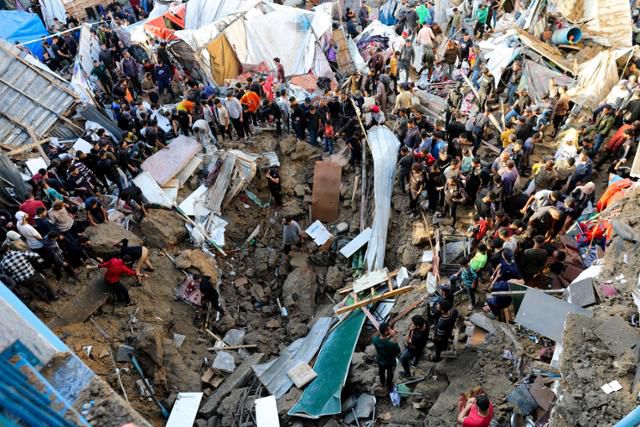 6일 가자지구의 부레지 난민 캠프에 위치한 유엔팔레스타인 난민구호기구(UNRWA)의 학교가 이스라엘의 공격으로 무너져 있다. 부레지=로이터 연합뉴스