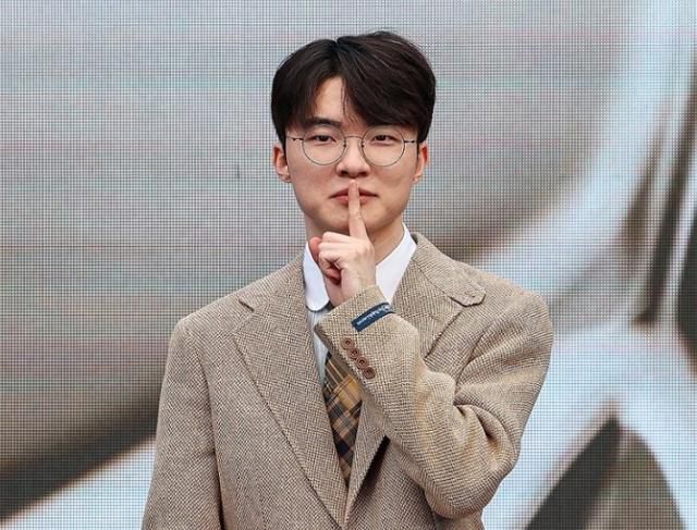 e스포츠 종목 '리그 오브 레전드'의 유명 프로게이머 페이커(이상혁)가 지난해 6월 서울 중구 신라호텔에서 열린 미디어 행사에 참석해 '쉿' 하는 세리머니를 하고 있다. 연합뉴스