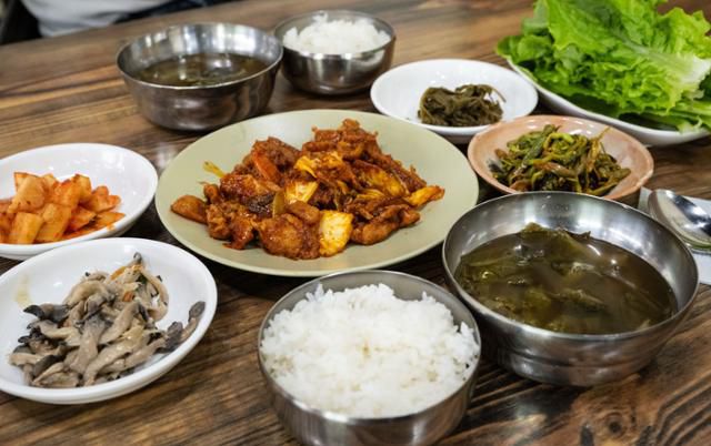 경기 양평군 양서면 '두머리부엌'의 백반 차림.