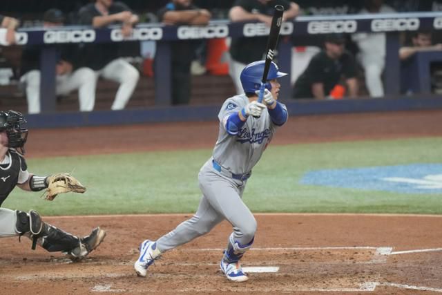 LA 다저스의 김혜성이 7일(한국시간) 미국 플로리다주 마이애미의 론디포 파크에서 열린 마이애미와 경기에서 5회초 중전 안타를 치고 있다. 마이애미=AP 뉴시스