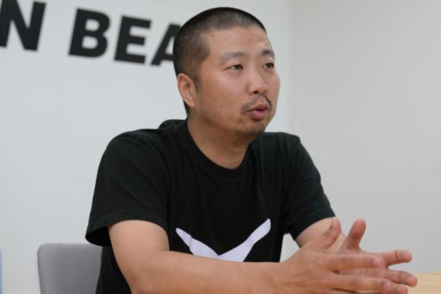 '도시의 동물들' 저자 최태규 수의사가 지난달 25일 서울 구로구 곰 보금자리 프로젝트 사무실에서 한국일보와 인터뷰하고 있다. 저자와의 북토크가 9일 오후 7시30분 서울 관악구 '밝은책방'에서 열린다. 강예진 기자